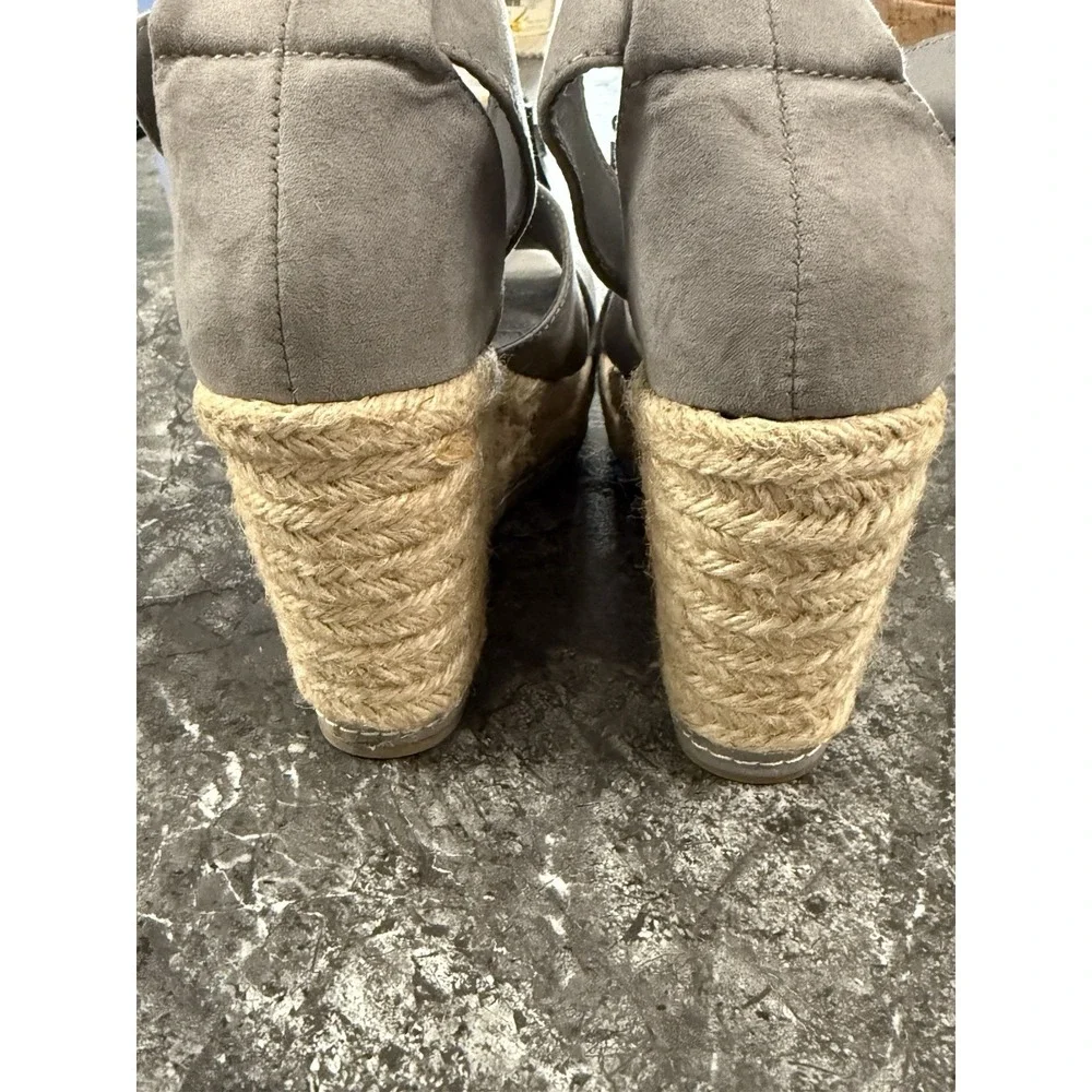 Universal Thread Womens CAROLINE Grey Faux Suede Wedge Heel Sandals Shoes Sz 8.5